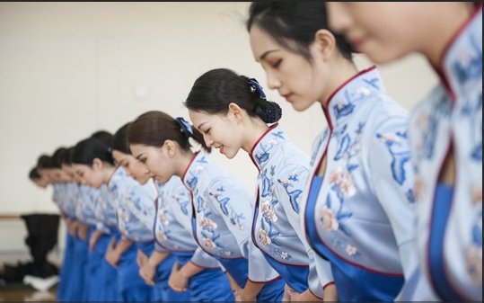 完成一场周年庆典活动需要哪些团队成员参与？